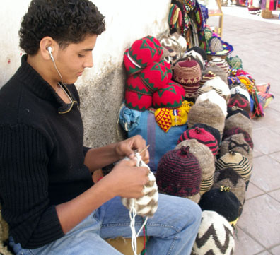 Crocheter in Morocco